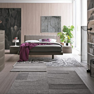 Idee per una camera matrimoniale minimalista di medie dimensioni con pareti rosa, parquet chiaro e pavimento grigio