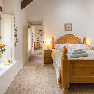 Imagen de habitación de invitados de estilo de casa de campo, grande, con paredes blancas y moqueta