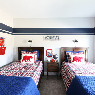 Diseño de dormitorio rústico, de tamaño medio, con paredes blancas, moqueta y chimenea lineal