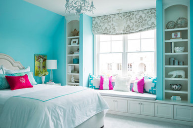 Diseño de habitación de invitados clásica renovada con paredes azules y moqueta