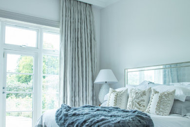他の地域にあるトランジショナルスタイルのおしゃれな主寝室 (白い壁、淡色無垢フローリング) のレイアウト
