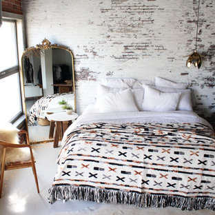 Ejemplo de dormitorio tipo loft, urbano, con paredes blancas, suelo de cemento y suelo blanco