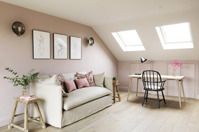 Imagen de habitación de invitados minimalista de tamaño medio con paredes rosas, suelo de madera clara y suelo marrón