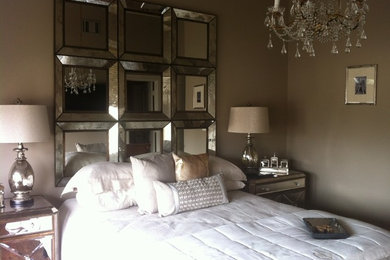 Modelo de habitación de invitados bohemia de tamaño medio con paredes beige
