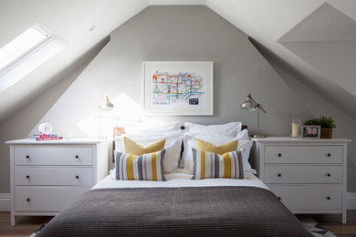 Exemple d'une chambre d'amis chic avec un mur gris, un sol en bois brun, aucune cheminée et un sol beige.