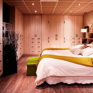 Ejemplo de dormitorio tipo loft, contemporáneo, grande, con paredes marrones y suelo de linóleo
