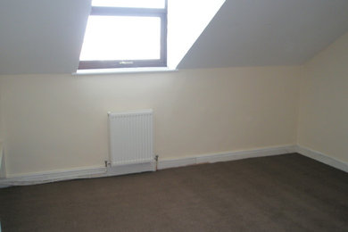 Mittelgroßes Schlafzimmer im Loft-Style mit weißer Wandfarbe und Teppichboden in Manchester
