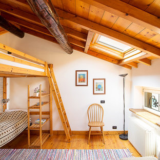 Imagen de habitación de invitados rural con paredes blancas y suelo de madera en tonos medios