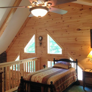Imagen de dormitorio tipo loft, rústico, pequeño, sin chimenea, con paredes marrones y moqueta