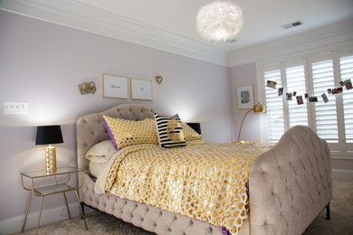 ワシントンD.C.にある中くらいなコンテンポラリースタイルのおしゃれな客用寝室 (グレーの壁、カーペット敷き、ベージュの床) のレイアウト