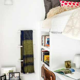 Immagine di una piccola camera da letto stile loft design con pareti bianche, parquet chiaro e nessun camino
