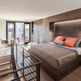 Diseño de dormitorio principal, minimalista, con suelo de bambú