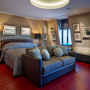 Diseño de dormitorio principal, grande, con paredes grises y suelo rojo