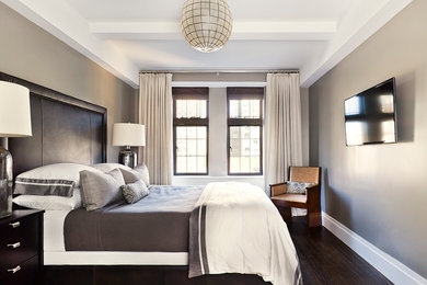 ニューヨークにあるコンテンポラリースタイルのおしゃれな寝室 (グレーの壁、濃色無垢フローリング、茶色い床、グレーとブラウン) のインテリア