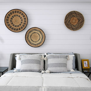 Diseño de dormitorio tipo loft, marinero, pequeño, con paredes blancas, suelo de baldosas de cerámica y suelo beige