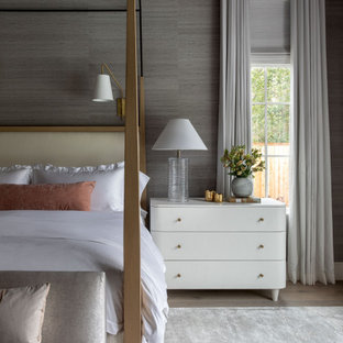 Geräumiges Klassisches Hauptschlafzimmer mit grauer Wandfarbe, braunem Holzboden, braunem Boden, Tapetendecke und Tapetenwänden in Houston
