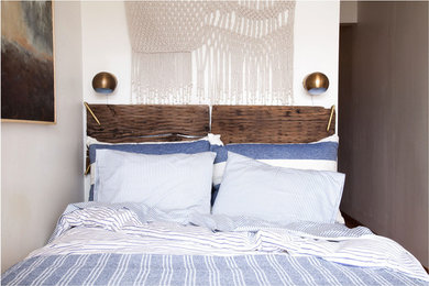 Foto de habitación de invitados romántica de tamaño medio sin chimenea con paredes blancas y suelo de madera en tonos medios