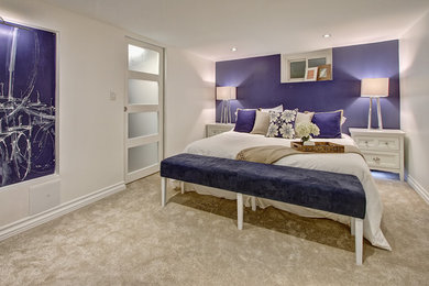 トロントにある広いトランジショナルスタイルのおしゃれな客用寝室 (青い壁、カーペット敷き、暖炉なし) のインテリア