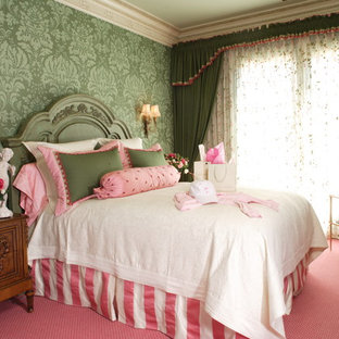 Diseño de habitación de invitados clásica, grande, con paredes verdes, moqueta y suelo rosa
