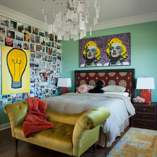Modelo de dormitorio bohemio, de tamaño medio, con paredes azules, suelo de madera oscura y suelo marrón