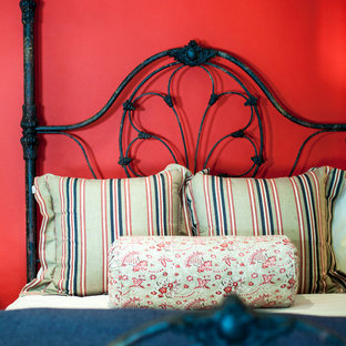 Modelo de habitación de invitados de tamaño medio con paredes rojas