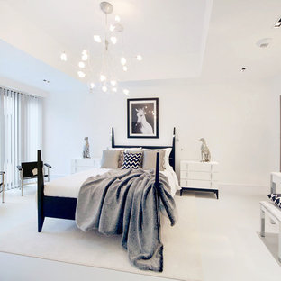 Modernes Hauptschlafzimmer mit weißer Wandfarbe und weißem Boden in London