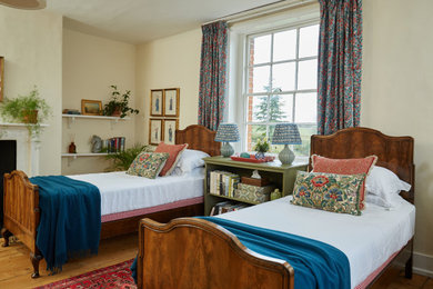 ケンブリッジシャーにあるトラディショナルスタイルのおしゃれな寝室のインテリア