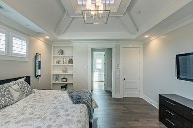 Ejemplo de dormitorio actual grande sin chimenea con paredes grises y suelo de madera oscura