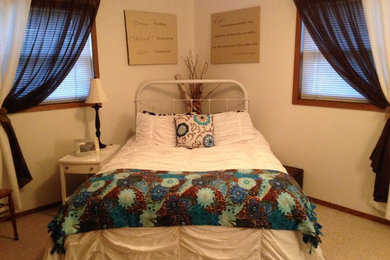 Cottage chic bedroom photo in Chicago