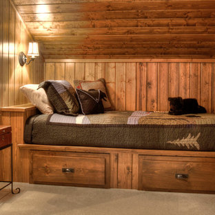 Imagen de habitación de invitados rural con moqueta
