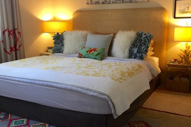 Imagen de dormitorio principal ecléctico pequeño con paredes beige y moqueta