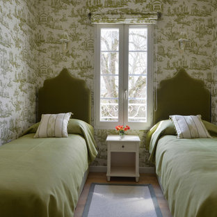 Inspiration pour une chambre d'amis traditionnelle avec un mur vert.