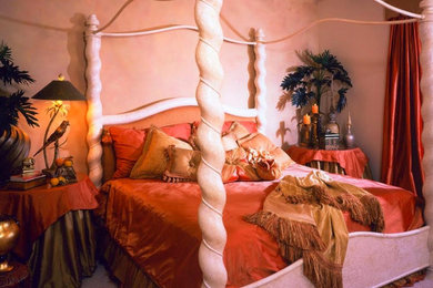 Ejemplo de habitación de invitados ecléctica pequeña con parades naranjas y moqueta