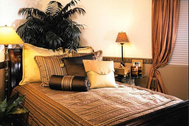 Foto de habitación de invitados exótica pequeña con paredes beige y moqueta