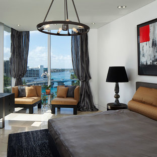 Inspiration pour une grand chambre d'amis design avec un mur blanc et un sol en marbre.