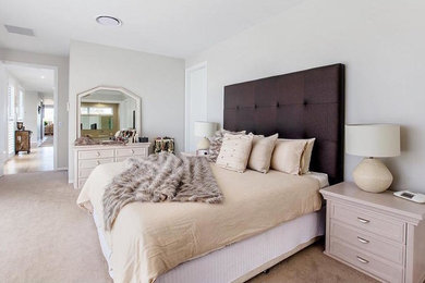 Идея дизайна: хозяйская спальня в современном стиле с ковровым покрытием и бежевым полом