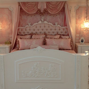 Foto di una grande camera matrimoniale chic con pareti rosa, pavimento in legno verniciato, camino classico e cornice del camino in pietra