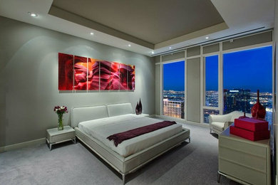 ロサンゼルスにある広いトランジショナルスタイルのおしゃれな主寝室 (グレーの壁、カーペット敷き、暖炉なし、グレーの床)