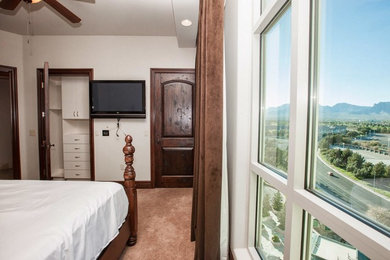 ラスベガスにある中くらいなおしゃれな寝室 (白い壁、カーペット敷き、暖炉なし) のレイアウト