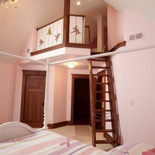 Modelo de dormitorio tipo loft, clásico, grande, sin chimenea, con paredes rosas y moqueta