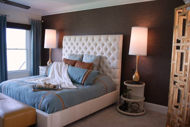 Foto de dormitorio principal clásico renovado de tamaño medio sin chimenea con paredes beige y moqueta