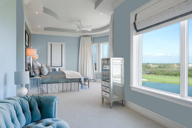 ジャクソンビルにある広いおしゃれな客用寝室 (青い壁、カーペット敷き、白い床)