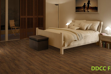 Ejemplo de dormitorio tradicional de tamaño medio con suelo de madera en tonos medios