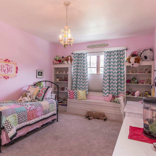 Diseño de dormitorio de estilo americano con paredes rosas, moqueta y suelo blanco