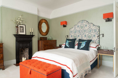 Imagen de dormitorio tradicional con paredes verdes, suelo beige y papel pintado