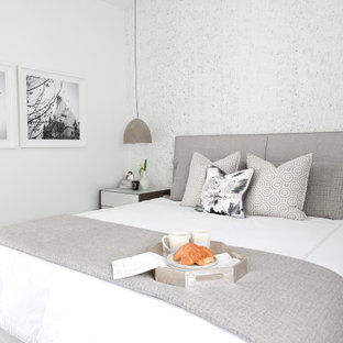 Kleines Modernes Hauptschlafzimmer ohne Kamin mit weißer Wandfarbe, Laminat und grauem Boden in Vancouver