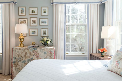 Foto de dormitorio principal bohemio sin chimenea con paredes azules, moqueta y suelo beige