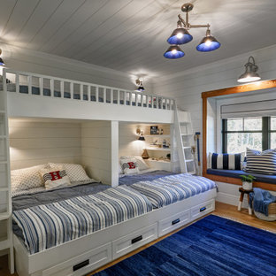 Ejemplo de dormitorio marinero, de tamaño medio, con paredes blancas, suelo de madera clara y suelo multicolor