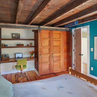 Imagen de habitación de invitados ecléctica, de tamaño medio, sin chimenea, con suelo de madera clara y suelo naranja