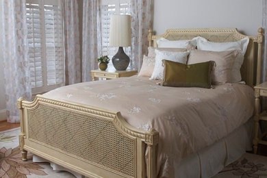 アトランタにある中くらいなトラディショナルスタイルのおしゃれな客用寝室 (白い壁、淡色無垢フローリング)